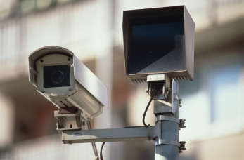 Czym jest monitoring wizyjny i z jakich urządzeń jest złożony ten system?