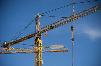 Od czego zależy cena usług dźwigowych i wynajmu dźwigów?