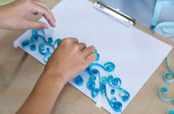 Rzemiosło artystyczne. Na czym polega metoda quillingu?