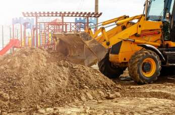 Koparkoładowarki w niwelacji terenu – usługi transportowe