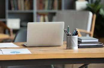 Tłumaczenia poświadczone – kiedy są potrzebne i czym różnią się od tłumaczeń zwykłych?