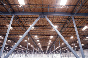 Jak zaplanować instalację oświetleniową w zakładzie przemysłowym?