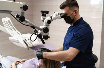 Leczenie zębów pod mikroskopem – co warto wiedzieć?