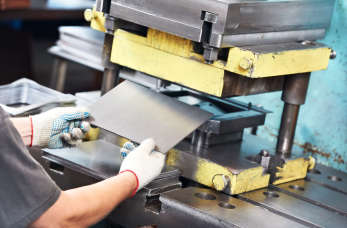 Jak wybrać odpowiednią wykrawarkę do blachy?