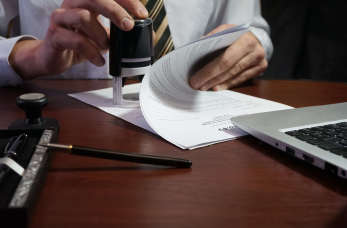 W jakich sytuacjach potrzebujemy umowy notarialnej? Poradnik