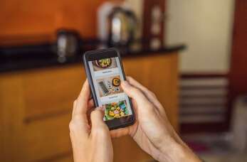 Zamawianie pizzy na telefon w Pizzerii Jalapeno