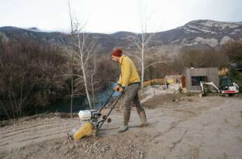 Korytowanie gruntu przed układaniem kostki brukowej