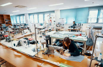 Jakie wyposażenie powinno znaleźć się w zakładzie krawieckim?