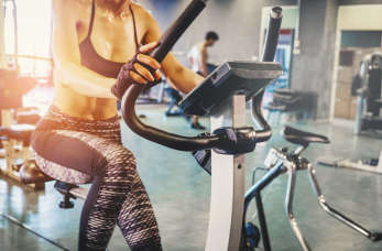 Ćwicz w domu i chudnij. Jaki rower stacjonarny wybrać?