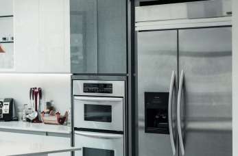 Jak wybrać lodówkę? Zwróć uwagę na te funkcje