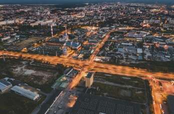Jak oświetlenie przy trasach energetycznych poprawia czytelność stanu infrastruktury po zmroku